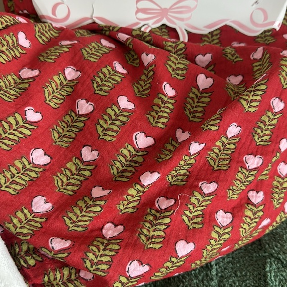 Boundary Reversible Dreamy Gauze Cotton Throw Valentine Heart ♥️ Red Pink NEW - Picture 3 of 10